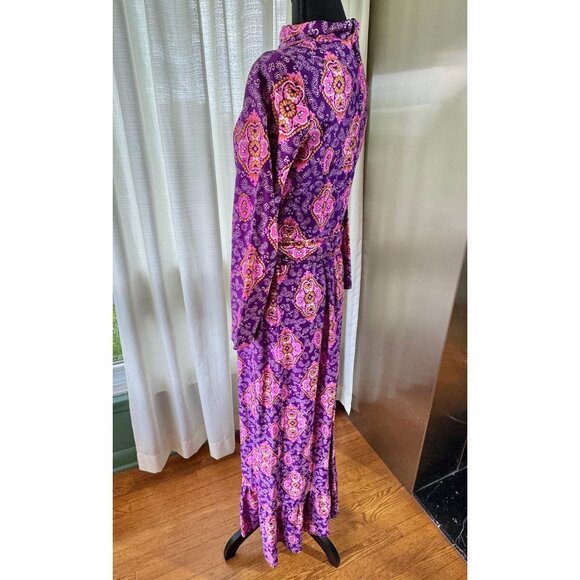 Vintage 70s dress, purple pink MOD paisley pattern, long sleeves, ruffled hem - Picture 5 of 10
